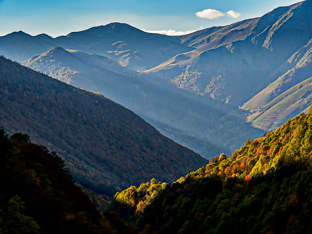 Al final de la tarde desde Sant Joan de Toran una pequeíisima aldea de la Val d'Aran. Pirineos, Catalunya.